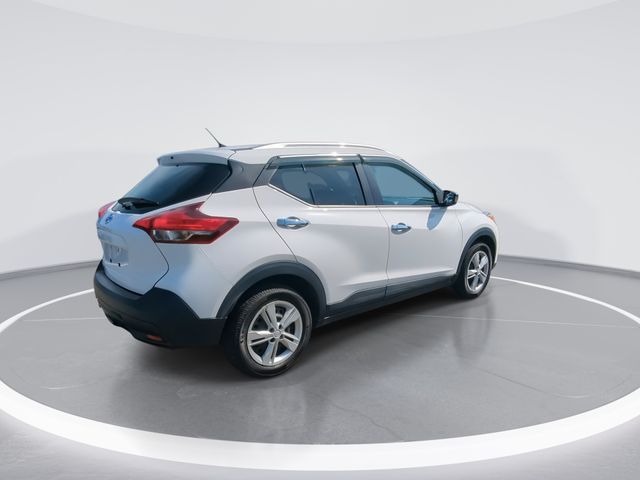 Used 2019 White Nissan S image 8