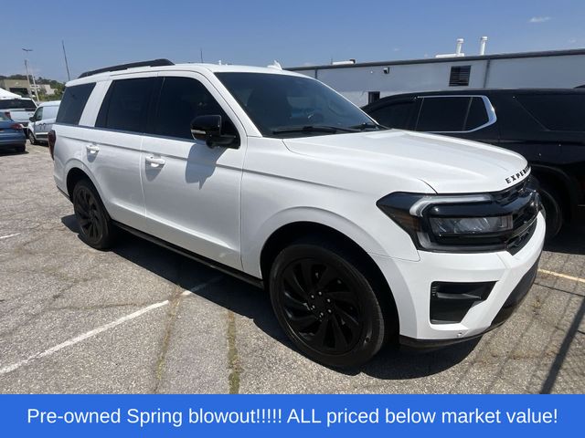 Used 2022 White Ford Limited image 3