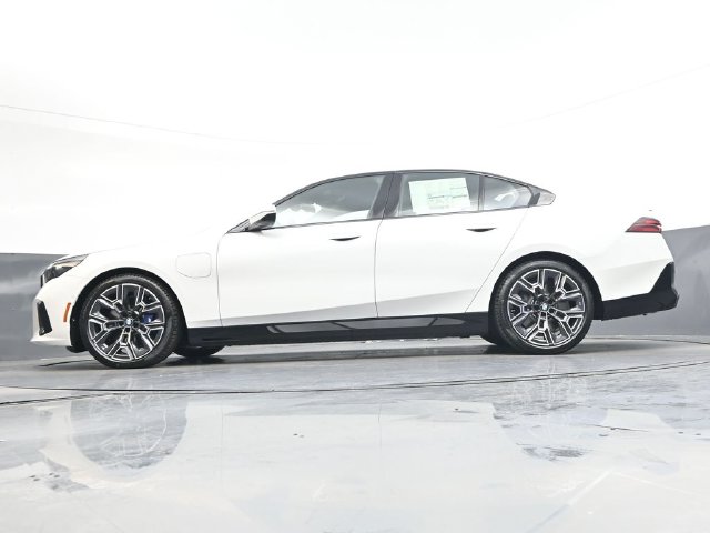 New 2027 White BMW 550e xDrive image 35