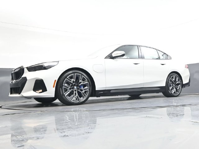 New 2027 White BMW 550e xDrive image 36