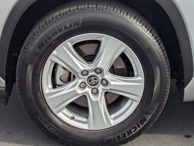 2025 Toyota Highlander LE - Photo 14