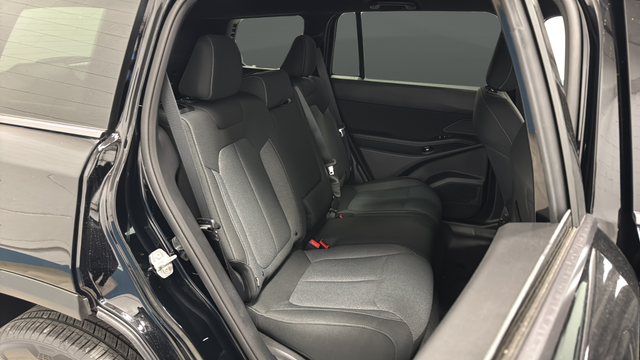 New 2026 Diamond Black Crystal Pearlcoat Jeep Laredo image 25