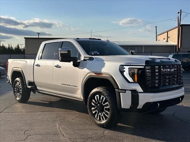 White Frost Tricoat 2025 GMC Sierra 2500HD Denali Ultimate Crew Cab 4WD Pickup Truck Four-Wheel Drive Automatic