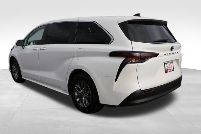 2023 Toyota Sienna LE 22