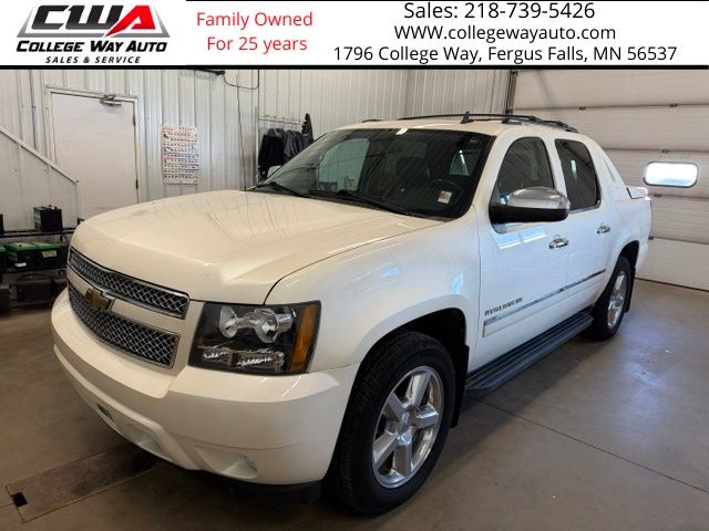 White Diamond Clearcoat 2011 Chevrolet Avalanche Pickup Truck Four-Wheel Drive 6-Speed Automatic