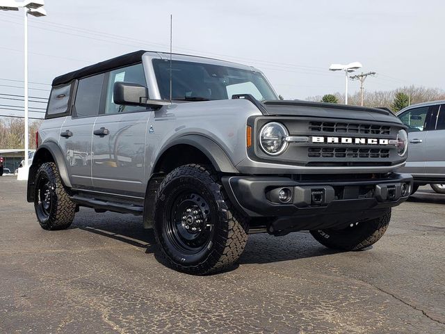 Iconic Silver Metallic 2023 Ford Bronco Black Diamond 4-Door 4WD SUV / Crossover Four-Wheel Drive Automatic