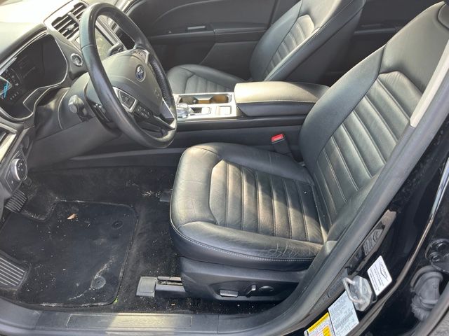 Used 2018 Shadow Black Ford SE image 5