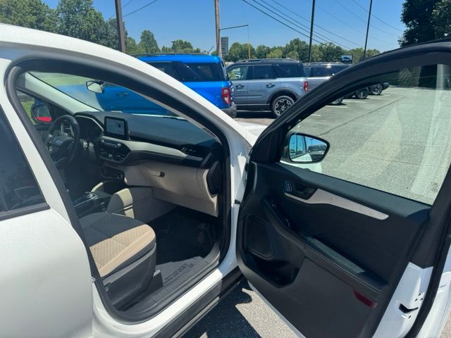 Used 2022 White Ford SE image 13