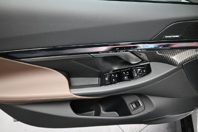 New 2027 White BMW 550e xDrive image 16