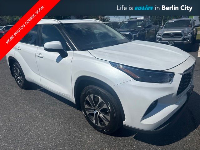 White (Wind Chill Pearl) 2023 Toyota Highlander SUV / Crossover All-Wheel Drive 8-Speed Automatic