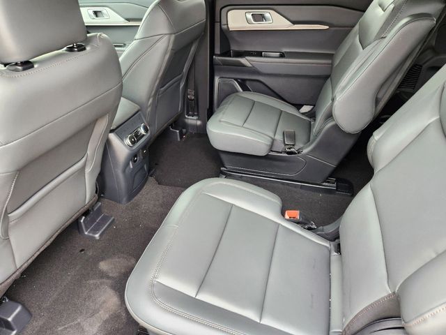 2025 Ford Explorer Active photo