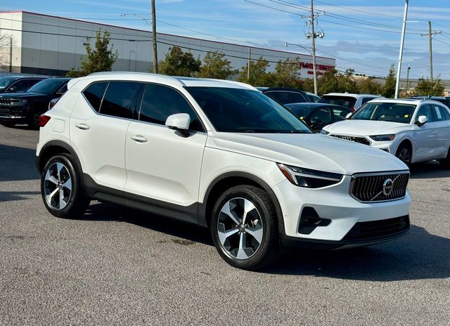 2024 Volvo XC40 B5 Plus Bright Theme