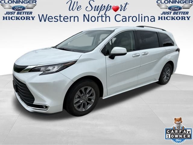 2022 Toyota Sienna XLE photo