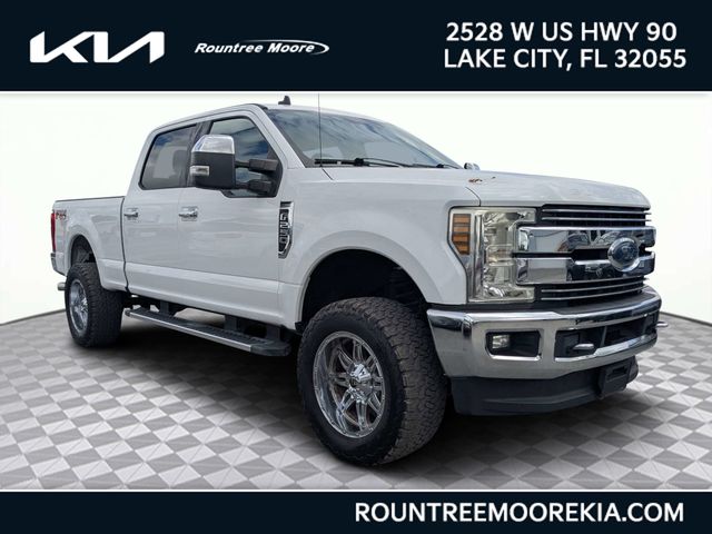 Oxford White 2019 Ford F-250 Super Duty Lariat Crew Cab 4WD Pickup Truck Four-Wheel Drive 6-Speed Automatic