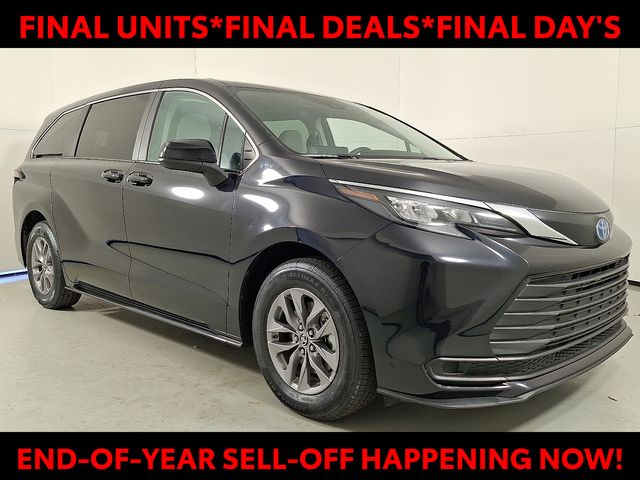 2024 Toyota Sienna LE's photo