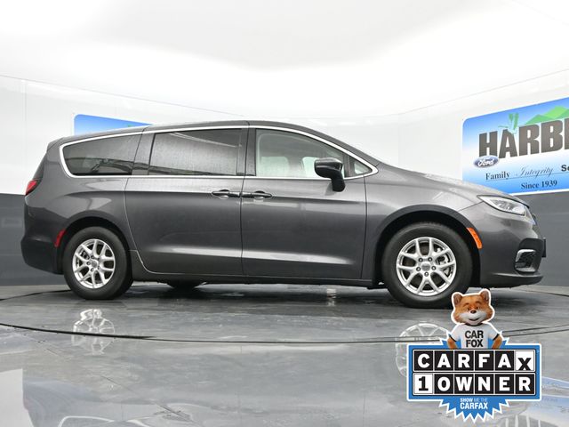 2023 Chrysler Pacifica Touring L photo