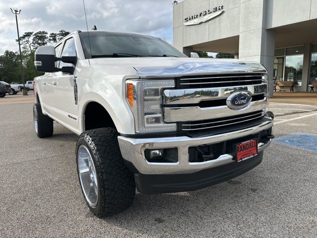 White Platinum Clearcoat Metallic 2019 Ford F-250 Super Duty Lariat Crew Cab 4WD Pickup Truck Four-Wheel Drive 6-Speed Automatic