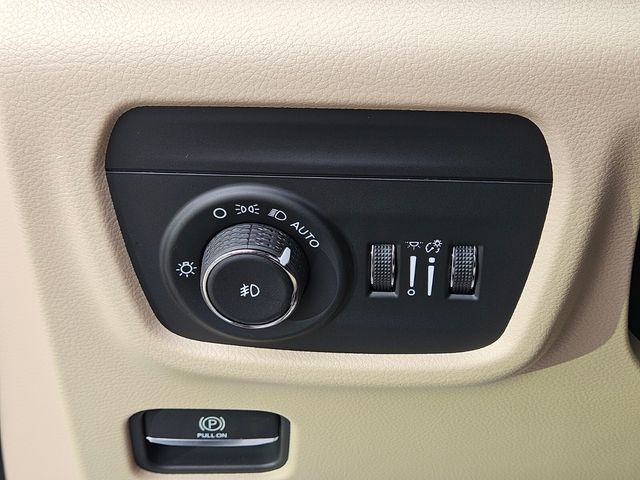 New 2025 White Jeep Limited image 30