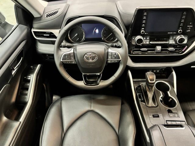 Used 2021 Silver Toyota XLE image 13
