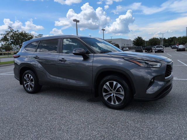 Magnetic Gray Metallic 2024 Toyota Highlander XLE FWD SUV / Crossover Front-Wheel Drive 8-Speed Automatic