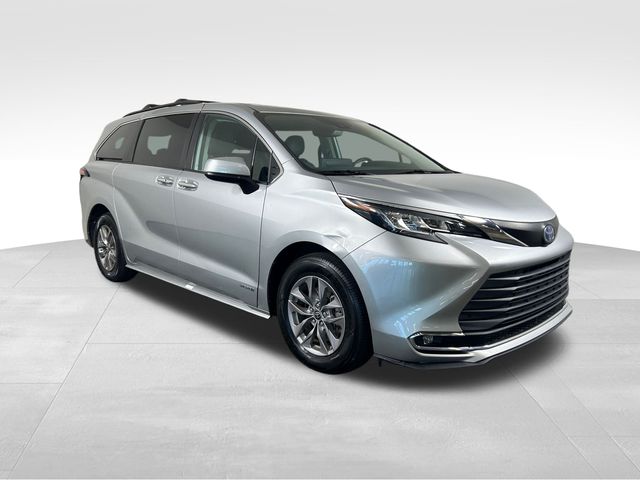 2021 Toyota Sienna XLE 2