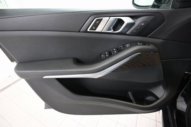 Used 2022 Black BMW xDrive40i image 24