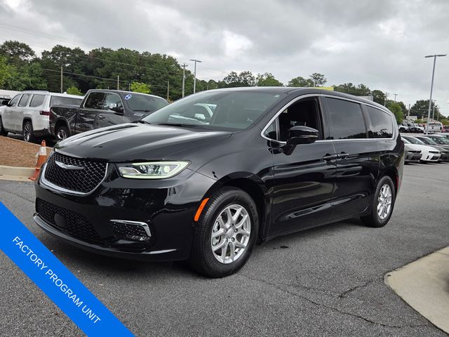 Used 2025 Chrysler Pacifica Van