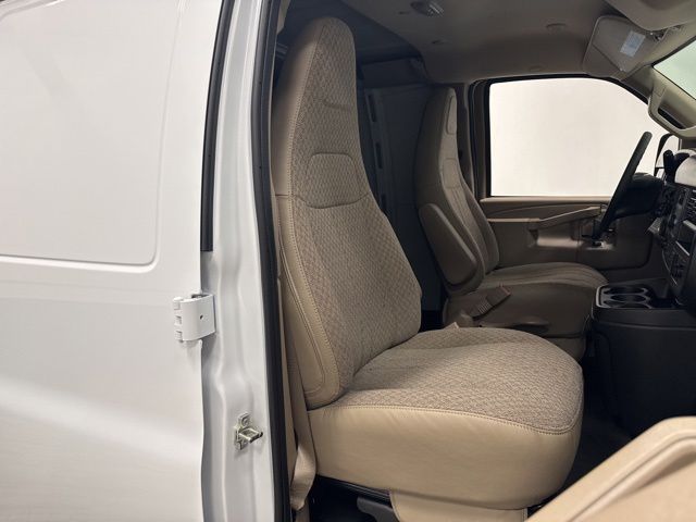 New 2026 Summit White Chevrolet Work Van image 23