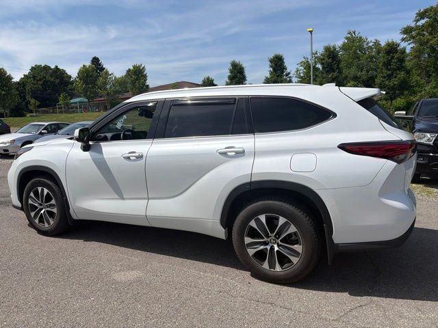 2022 Toyota Highlander XLE Off-white at Carlisle Cadillac Buick GMC
