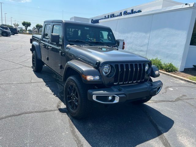 Crystal Metallic 2023 Jeep Gladiator Pickup Truck Four-Wheel Drive 8-Speed Automatic