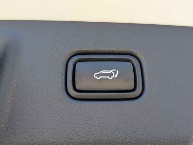 Used 2025 White Hyundai SEL image 28