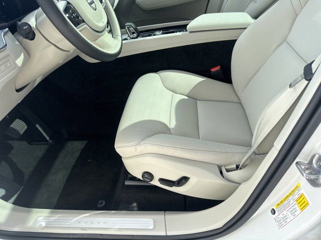 2025 Volvo XC60 Plug-In Hybrid T8 Plus photo