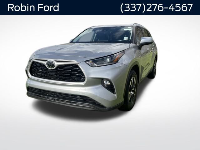 Celestial Silver Metallic 2021 Toyota Highlander XLE FWD SUV / Crossover Front-Wheel Drive 8-Speed Automatic