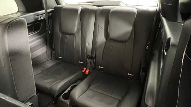 Mercedes-BenzGLB16