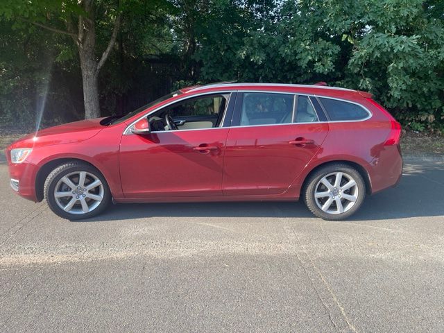 Used 2017 Red Volvo T5 Premier image 3