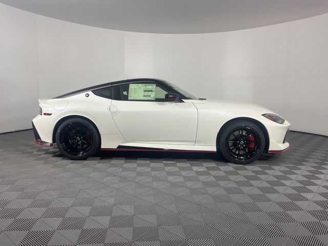 2025 Pearl White Tricoat/Super Black Nissan Z NISMO RWD Coupe