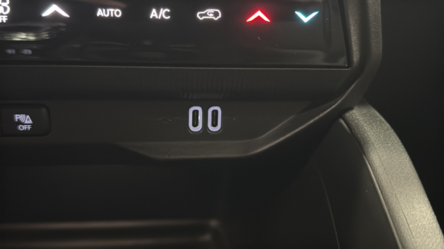 New 2026 Diamond Black Crystal Pearlcoat Jeep Laredo image 31