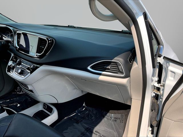 Used 2024 Chrysler Pacifica Van