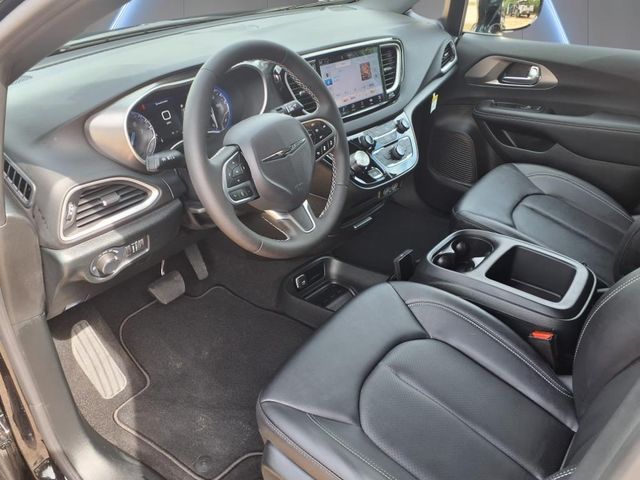 2025 Chrysler Voyager LX - Photo 14