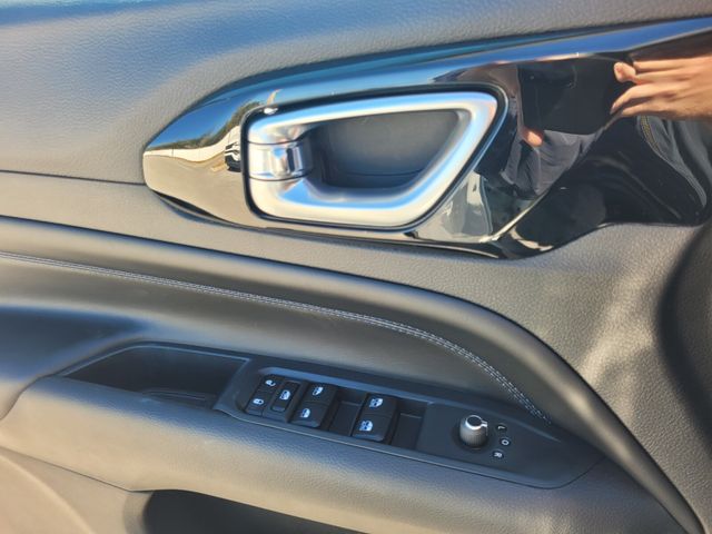 New 2026 White/off-white Jeep Latitude image 22