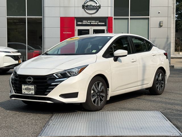 Aspen White Tricoat 2024 Nissan Versa Sedan Front-Wheel Drive Continuously Variable Transmission