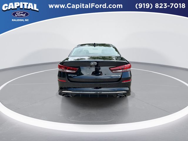 Used 2020 Black Kia SE image 7