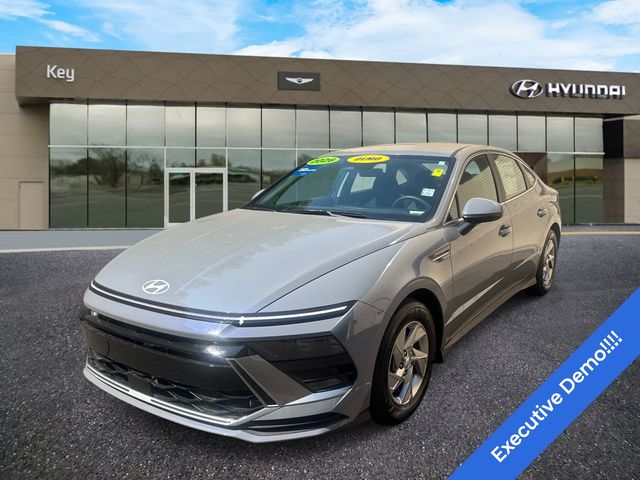 Transmission Blue 2026 Hyundai Sonata SE FWD Sedan Front-Wheel Drive 8-Speed Automatic
