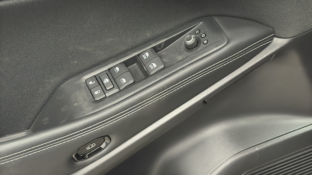 New 2026 Diamond Black Crystal Pearlcoat Jeep Laredo image 20