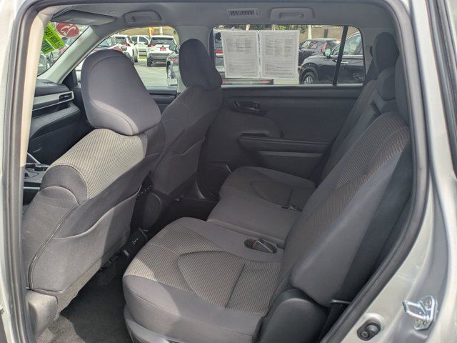 2025 Toyota Highlander LE - Photo 15