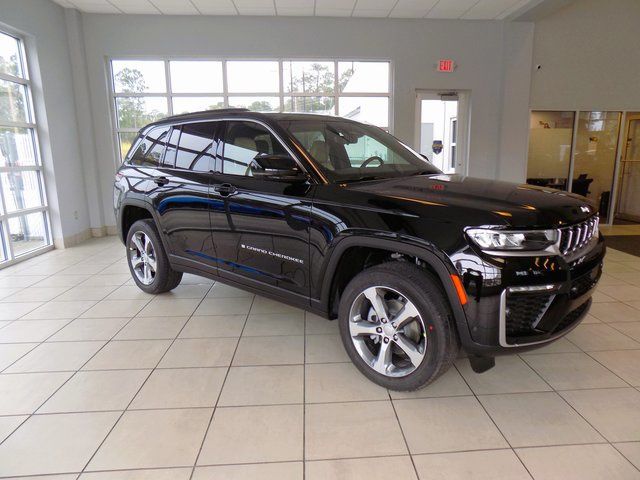 Diamond Black Crystal Pearlcoat 2026 Jeep Grand Cherokee SUV / Crossover 4X2 8-Speed Automatic