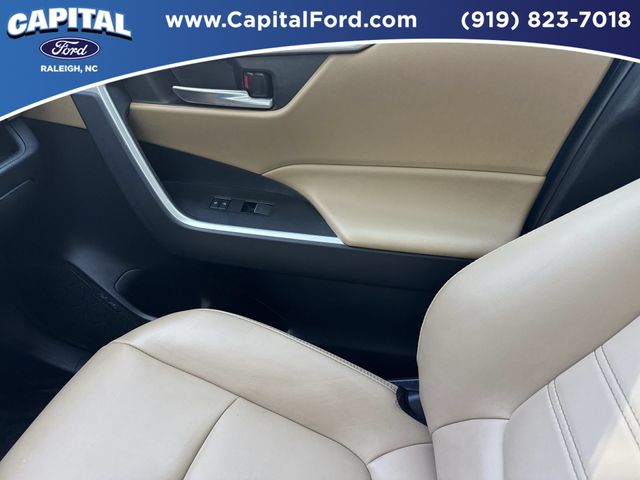 Used 2025  Toyota XLE Premium image 29