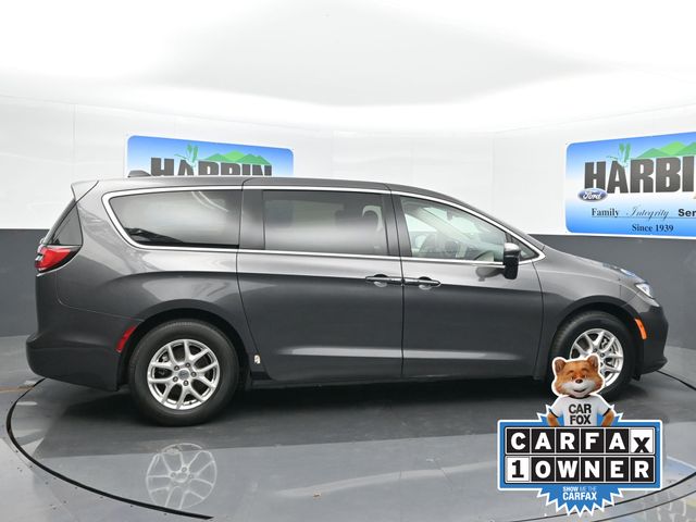 2023 Chrysler Pacifica Touring L photo