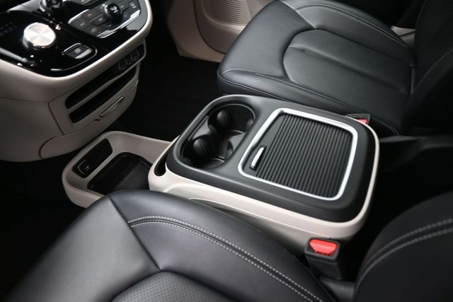Used 2024 Chrysler Pacifica Van