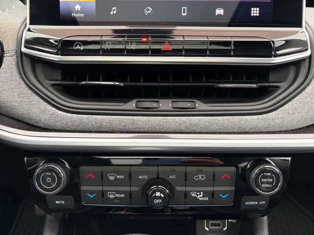 Used 2022 Gray Jeep Latitude image 17